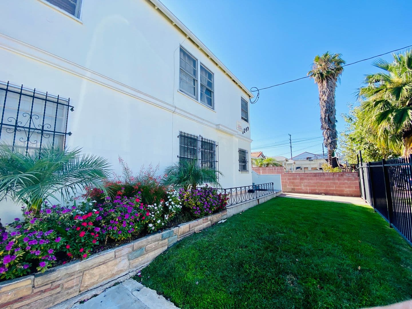 Los Angeles Apartment: 1249 N Edgemont Street