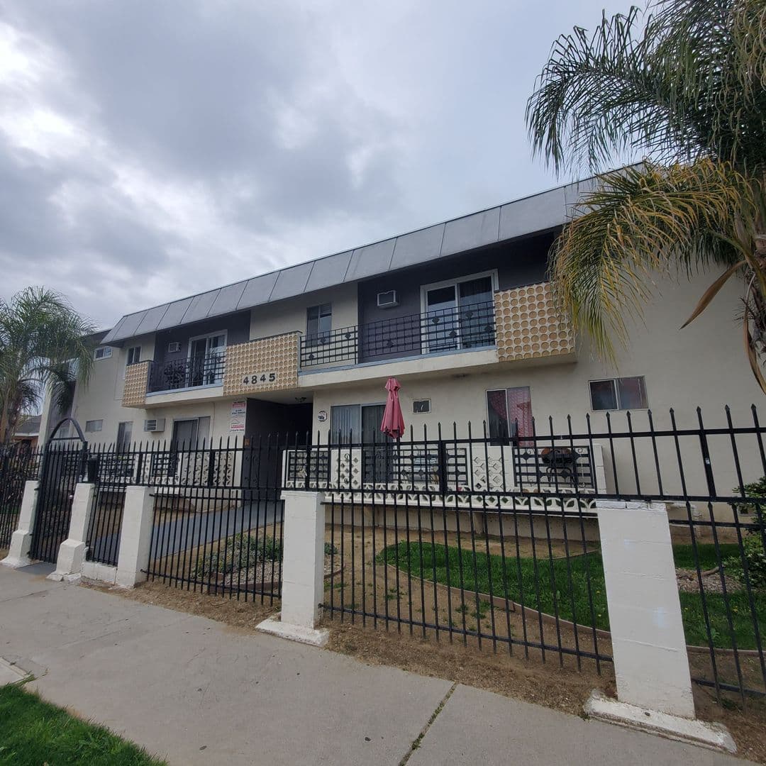 Los Angeles Apartment: 4845 Saturn Street