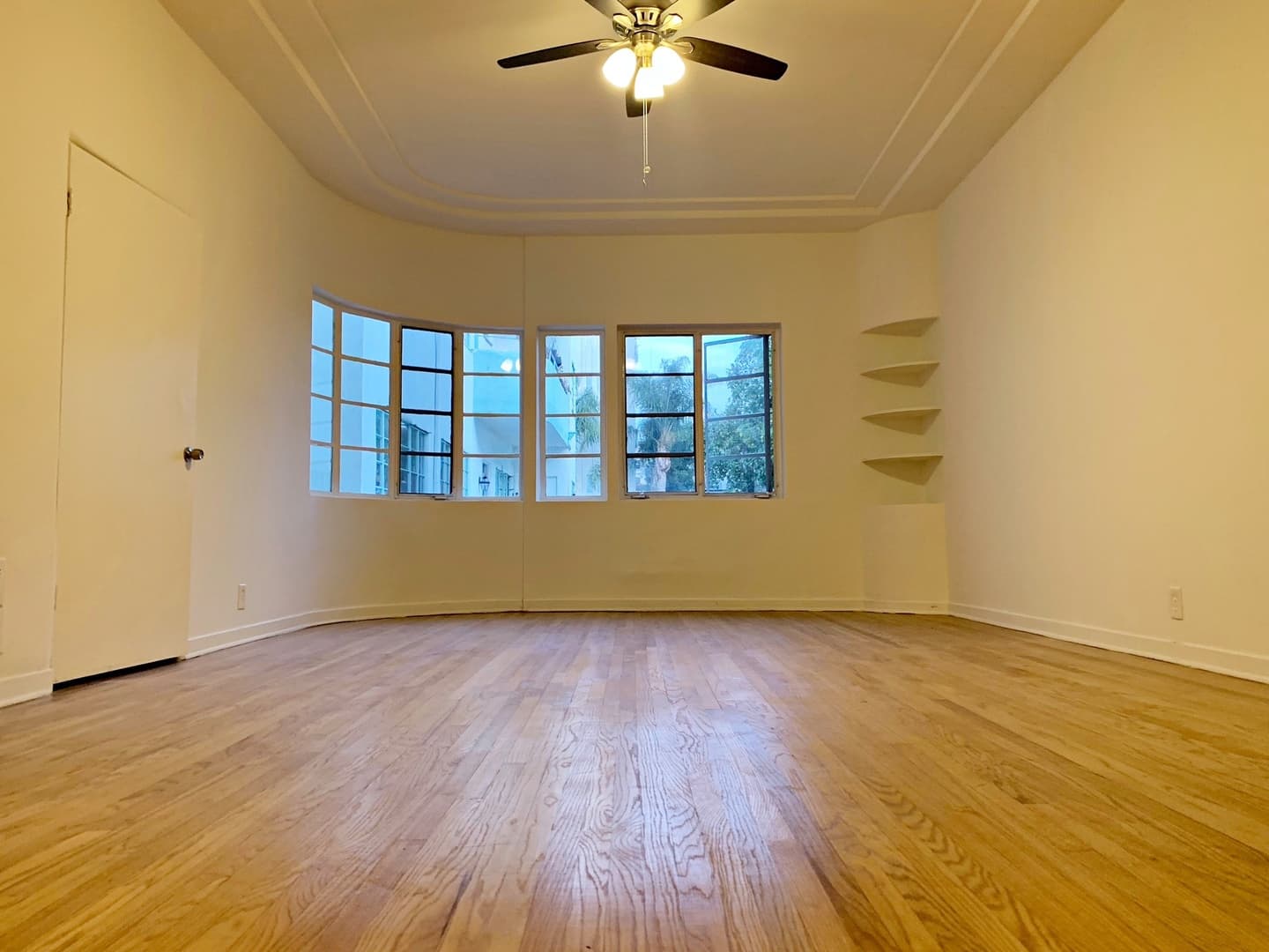 Los Angeles Apartment: 909 S Serrano Ave