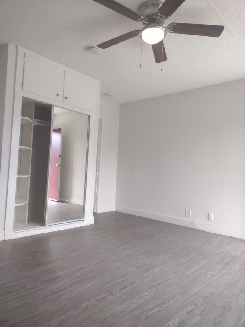 Hawthorne Apartment: 4050 W El Segundo Blvd