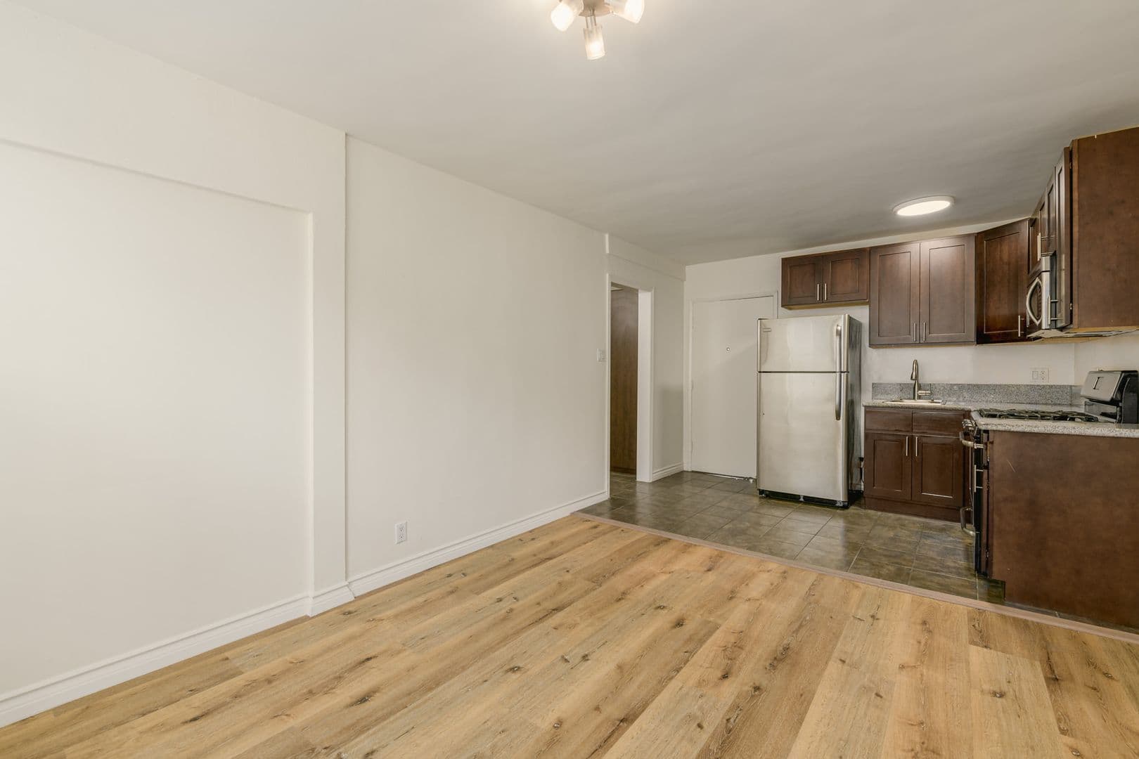 Los Angeles Apartment: 6871 Franklin Ave