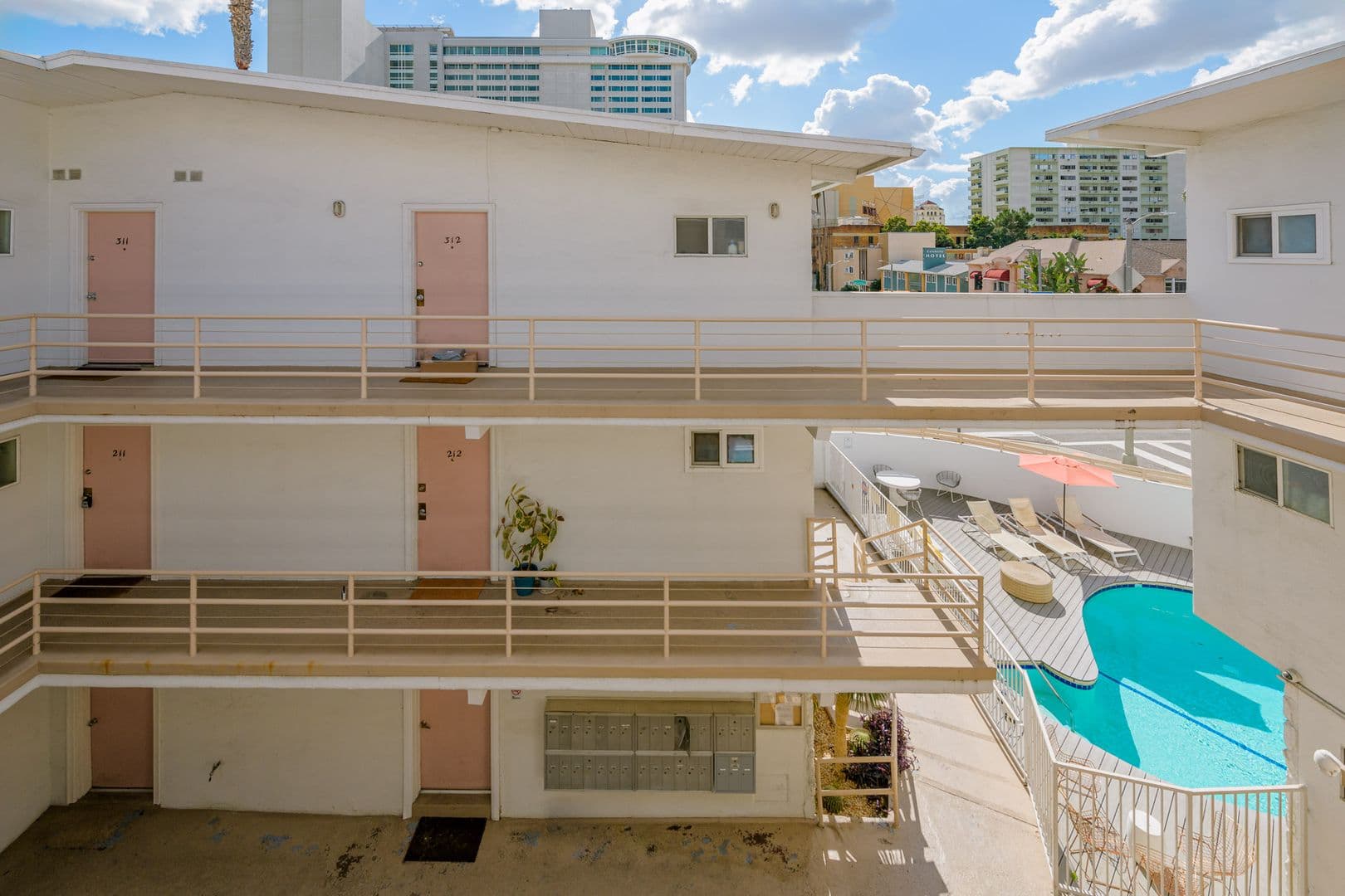 Los Angeles Apartment: 6871 Franklin Ave