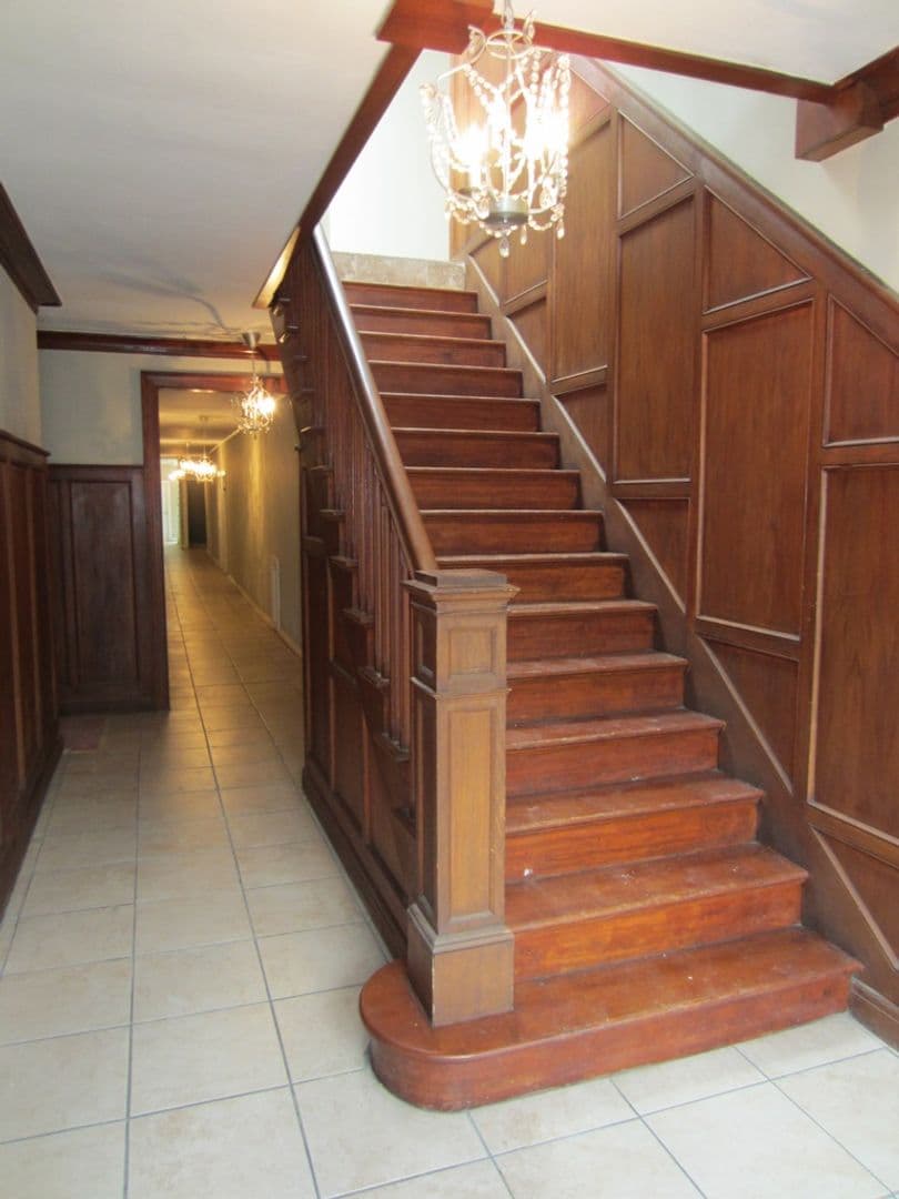 Los Angeles Apartment: 1525 Cassil Place