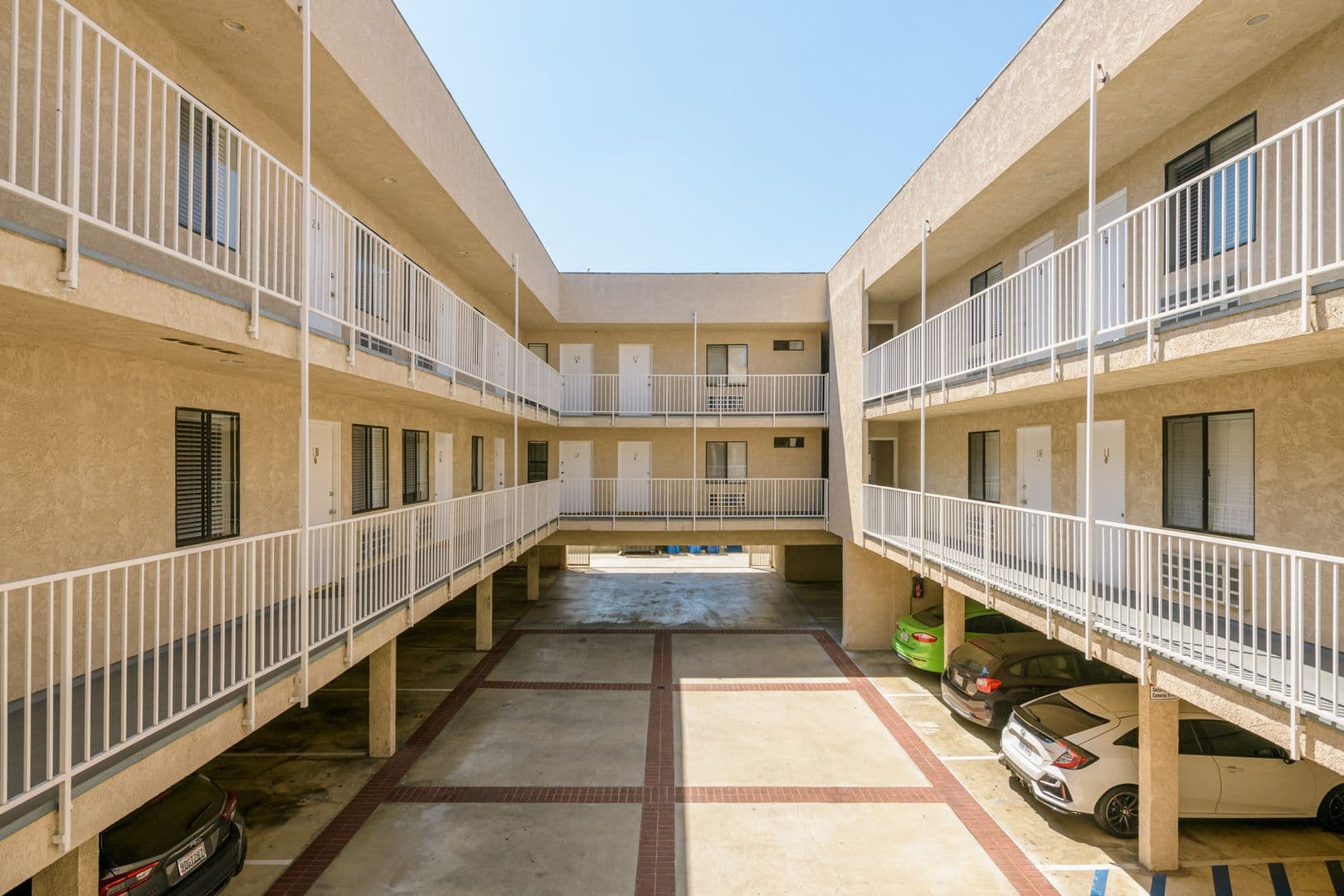 Los Angeles Apartment: 1535 N Kenmore Ave