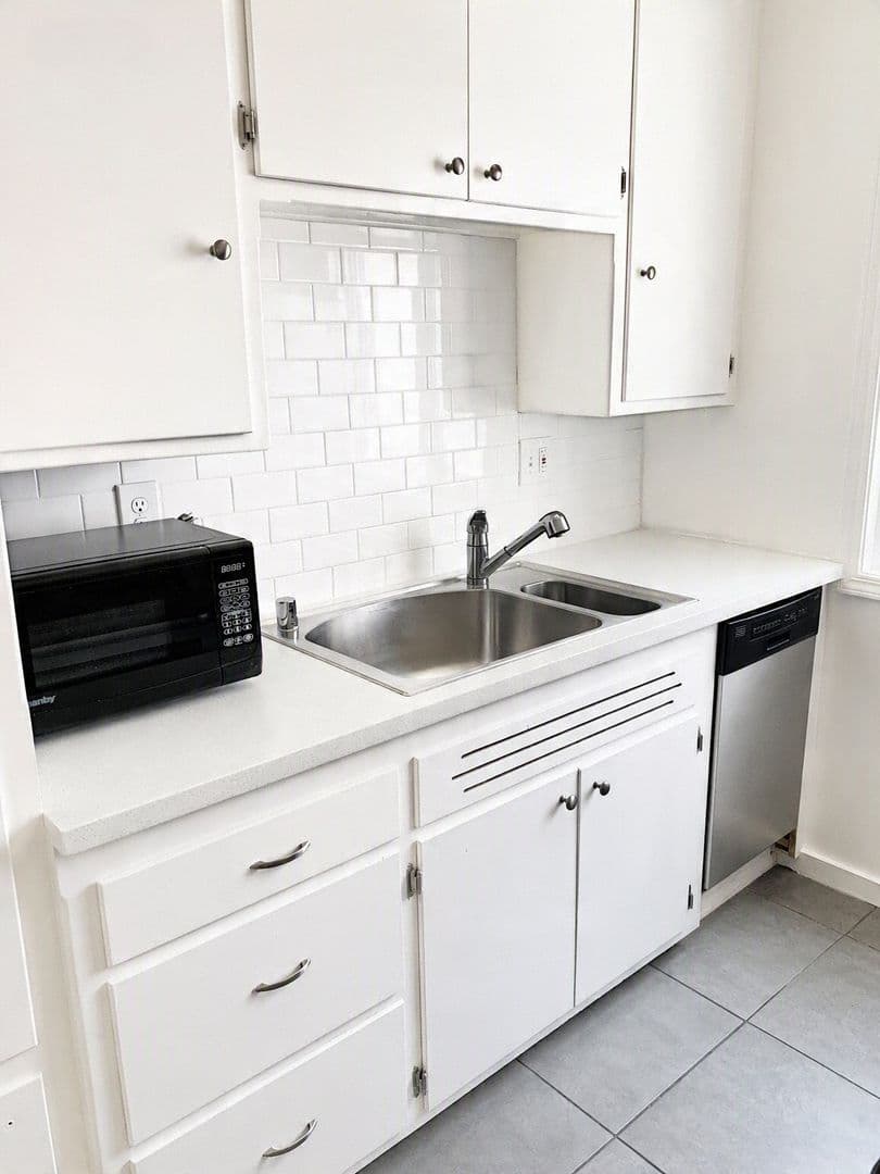 Los Angeles Apartment: 1851 Winona Blvd (Chatelet)