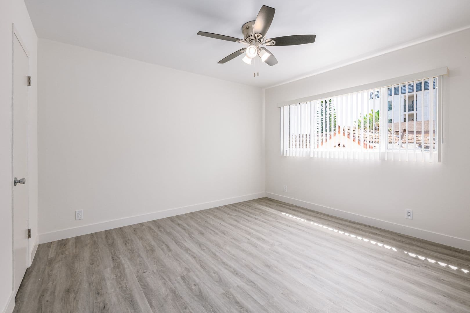 Los Angeles Apartment: 1339 S Ogden Dr