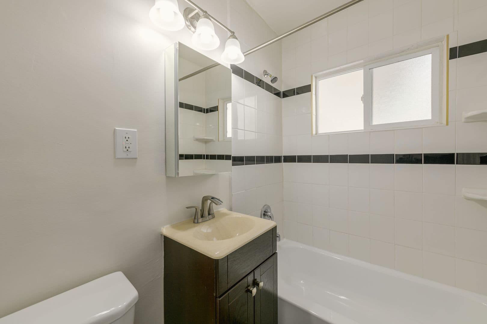 Los Angeles Apartment: 6871 Franklin Ave
