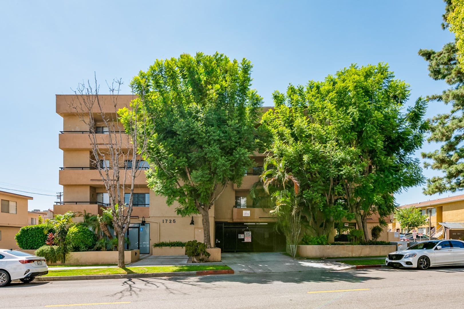 Burbank Apartment: 1725 Grismer Ave