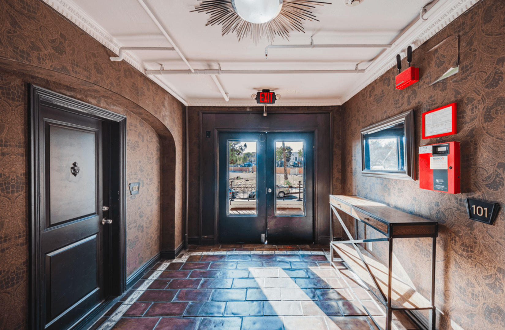 Los Angeles Apartment: 412 S Lake Street