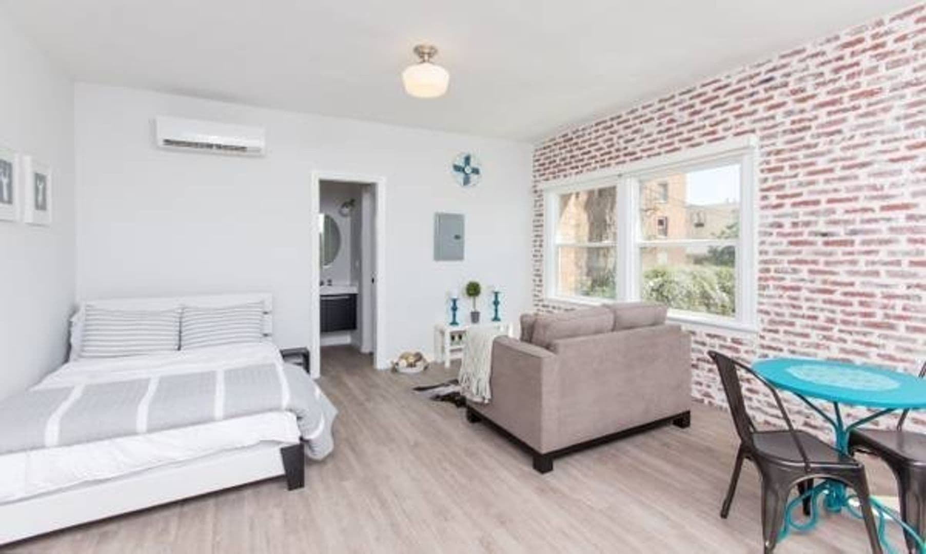 Los Angeles Apartment: 412 S Lake Street