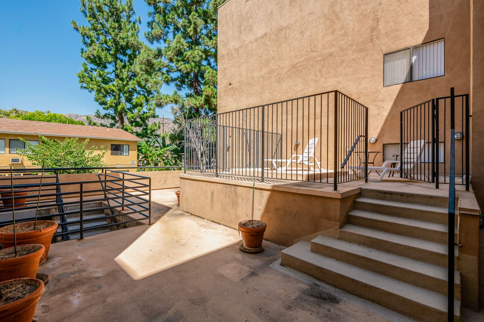 Burbank Apartment: 1725 Grismer Ave