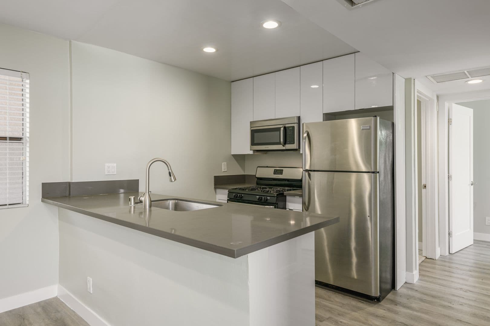 Los Angeles Apartment: 1535 N Kenmore Ave