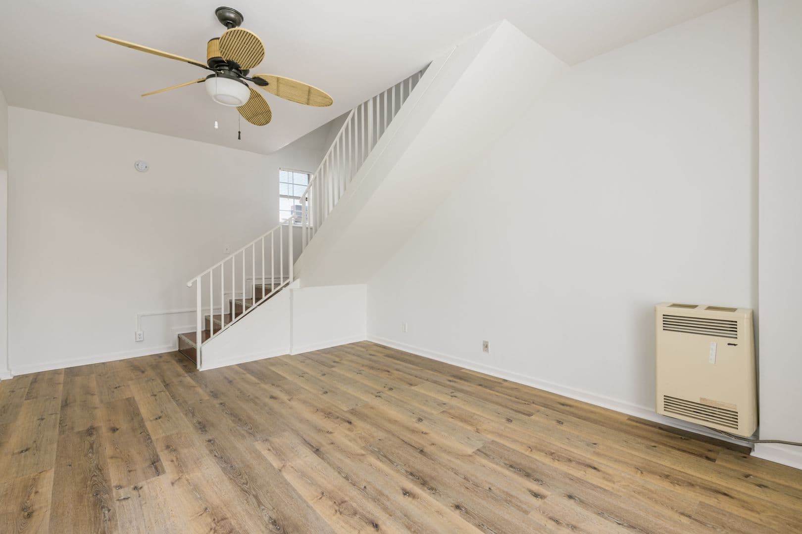 Los Angeles Apartment: 1317 N Bronson Ave