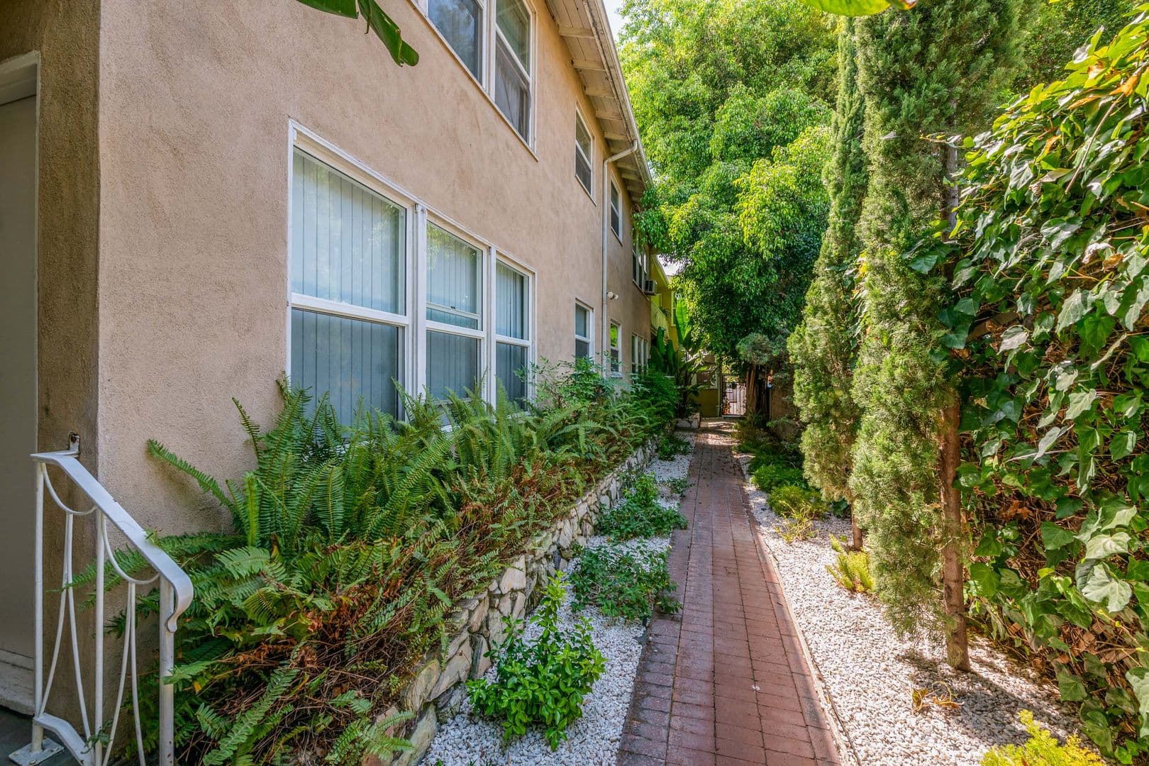 Los Angeles Apartment: 2001 N Beachwood Dr