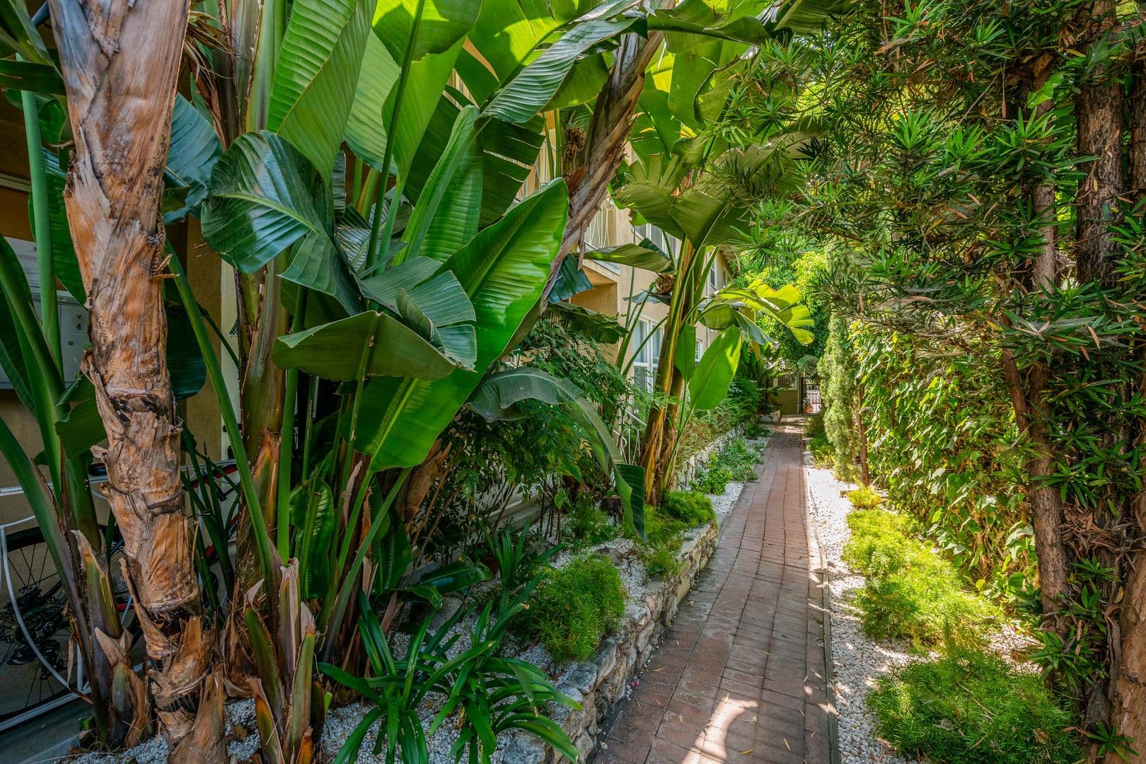 Los Angeles Apartment: 2001 N Beachwood Dr