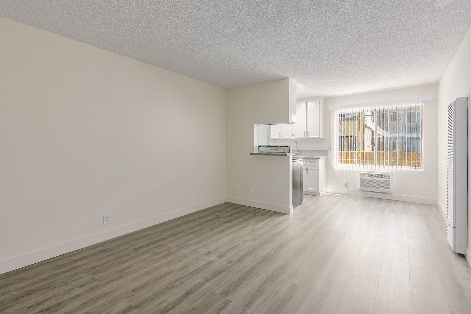 Van Nuys Apartment: 6861 Sepulveda Blvd