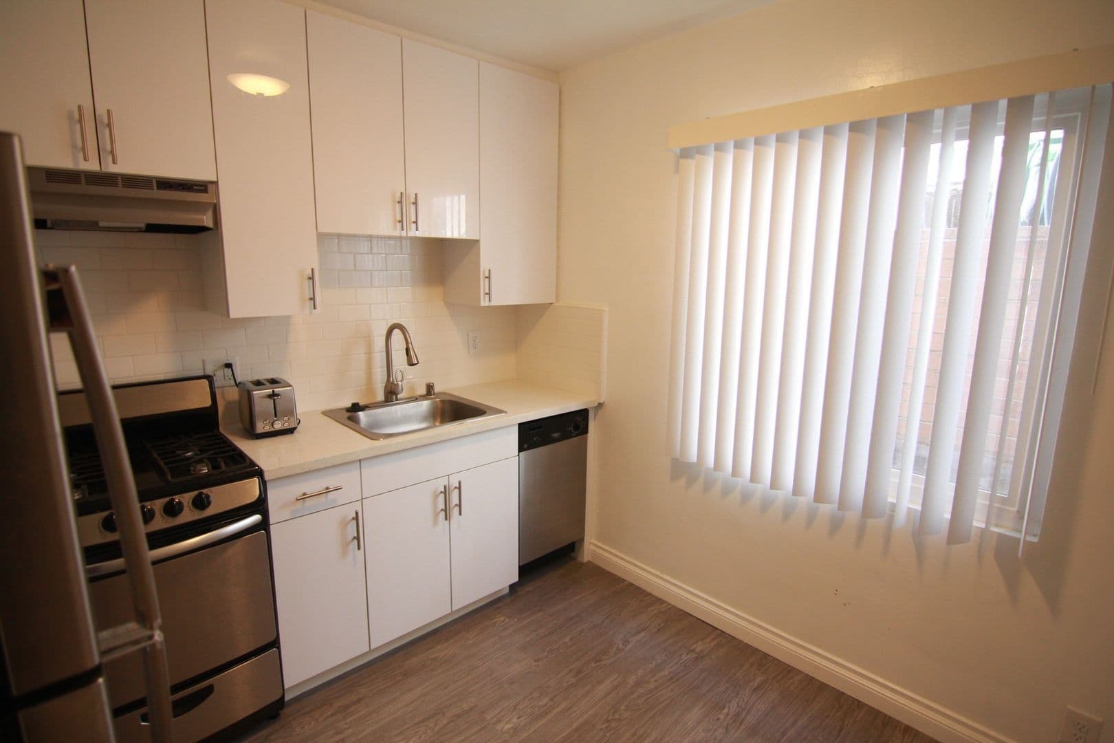 West Hollywood Apartment: 1136 N Ogden Dr