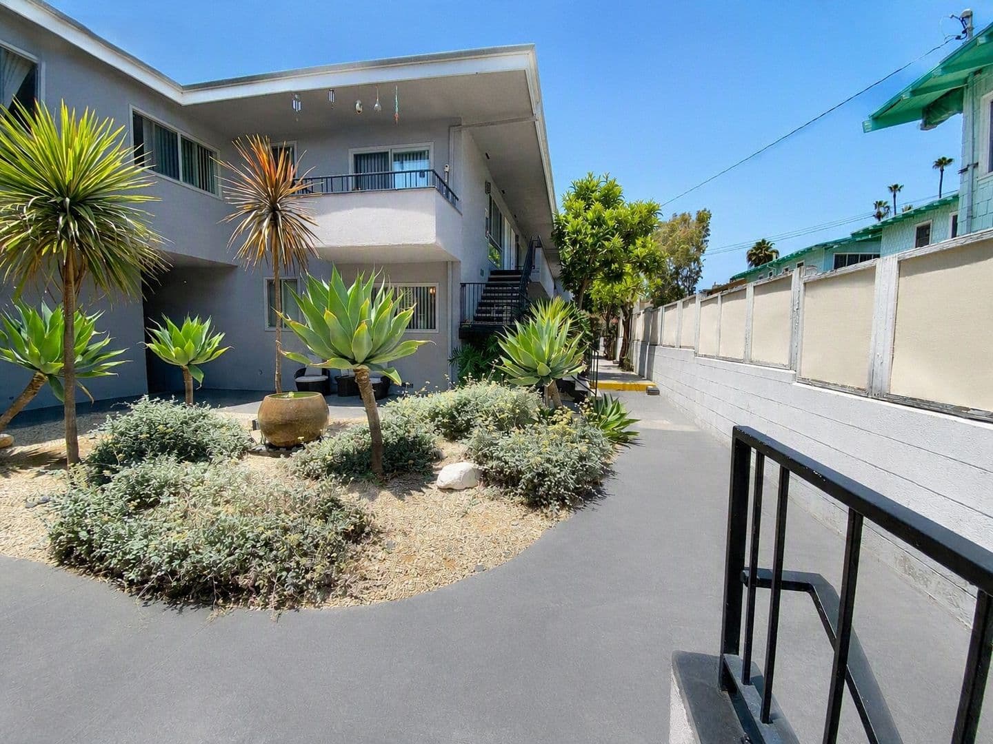 Los Angeles Apartment: 1851 Winona Blvd (Chatelet)
