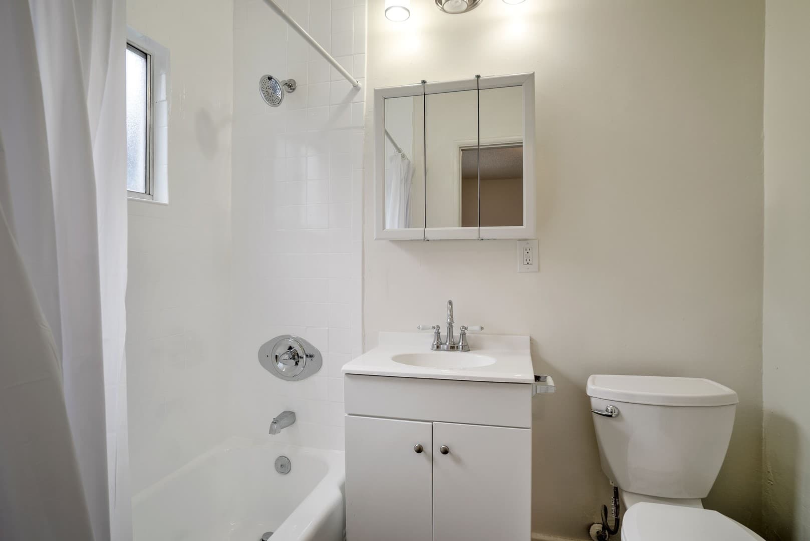 Lawndale Apartment: 4558 W 173rd Street