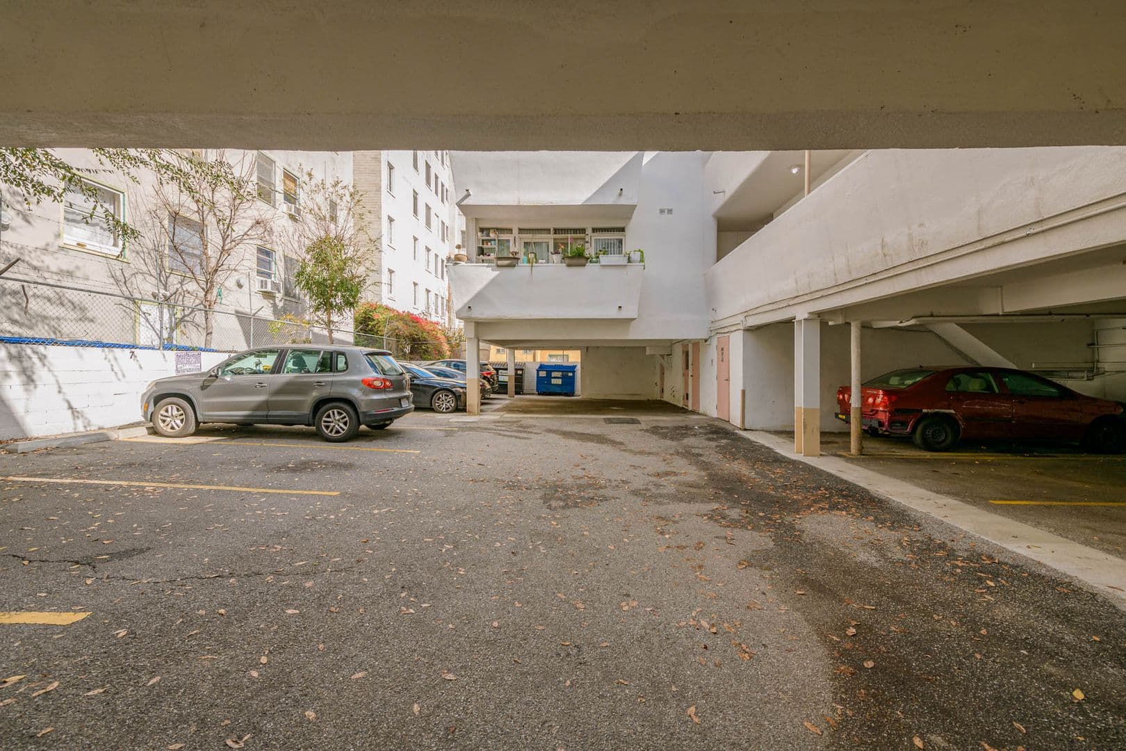 Los Angeles Apartment: 6871 Franklin Ave