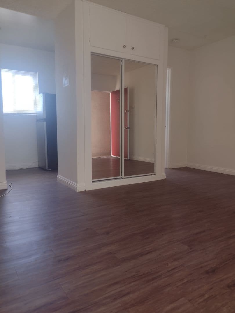 Hawthorne Apartment: 4050 W El Segundo Blvd