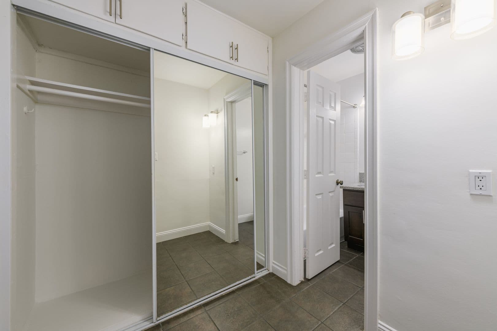 Los Angeles Apartment: 6871 Franklin Ave