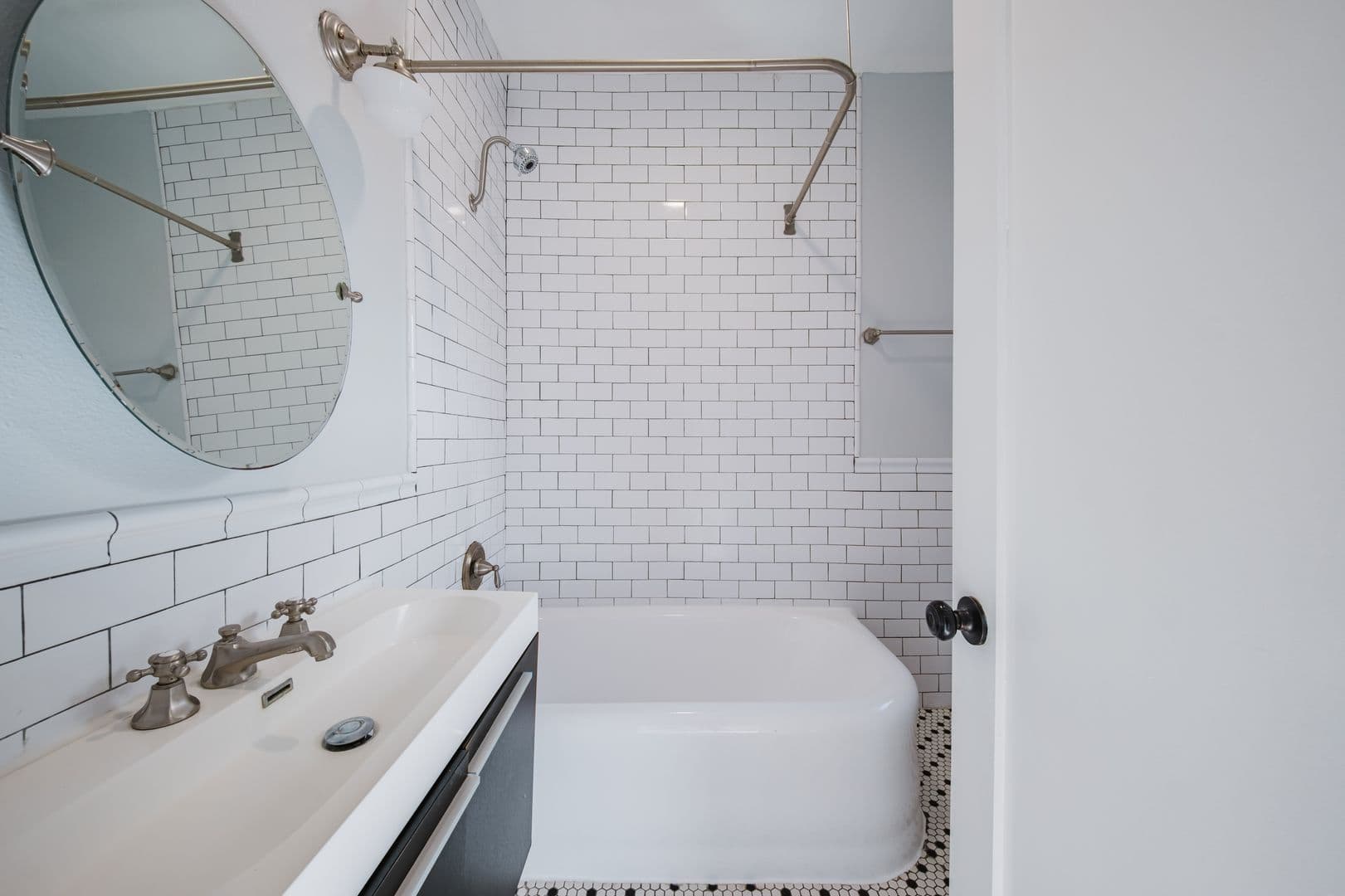Los Angeles Apartment: 412 S Lake Street
