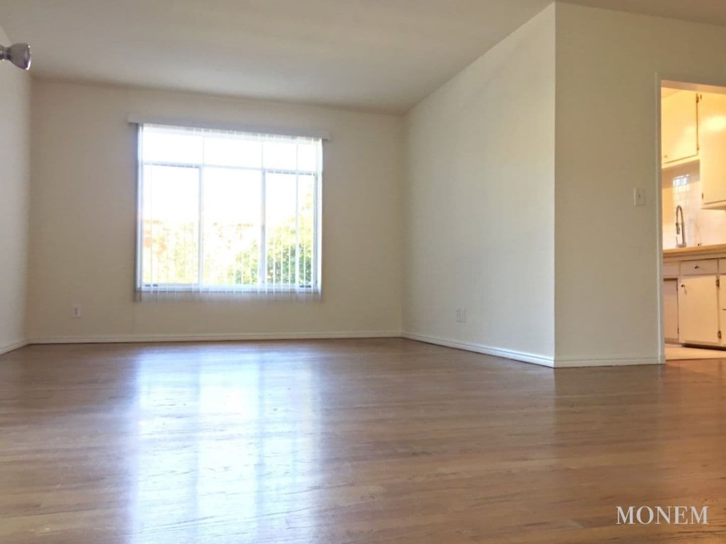 Los Angeles Apartment: 2001 N Beachwood Dr