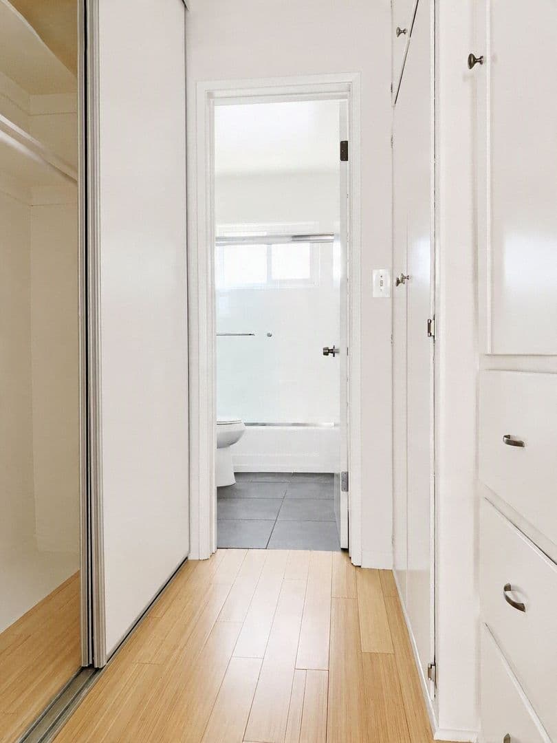 Los Angeles Apartment: 1851 Winona Blvd (Chatelet)