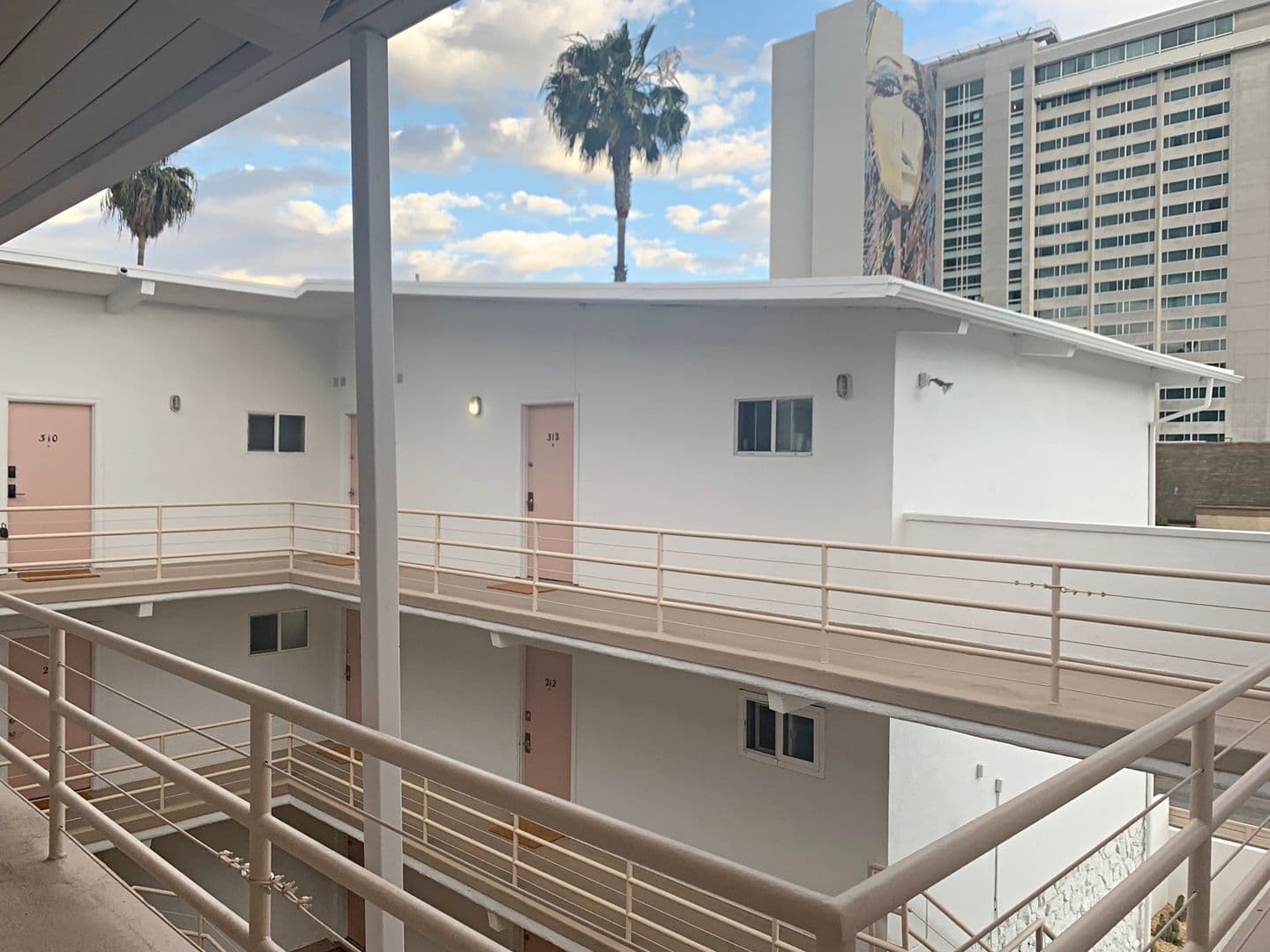 Los Angeles Apartment: 6871 Franklin Ave