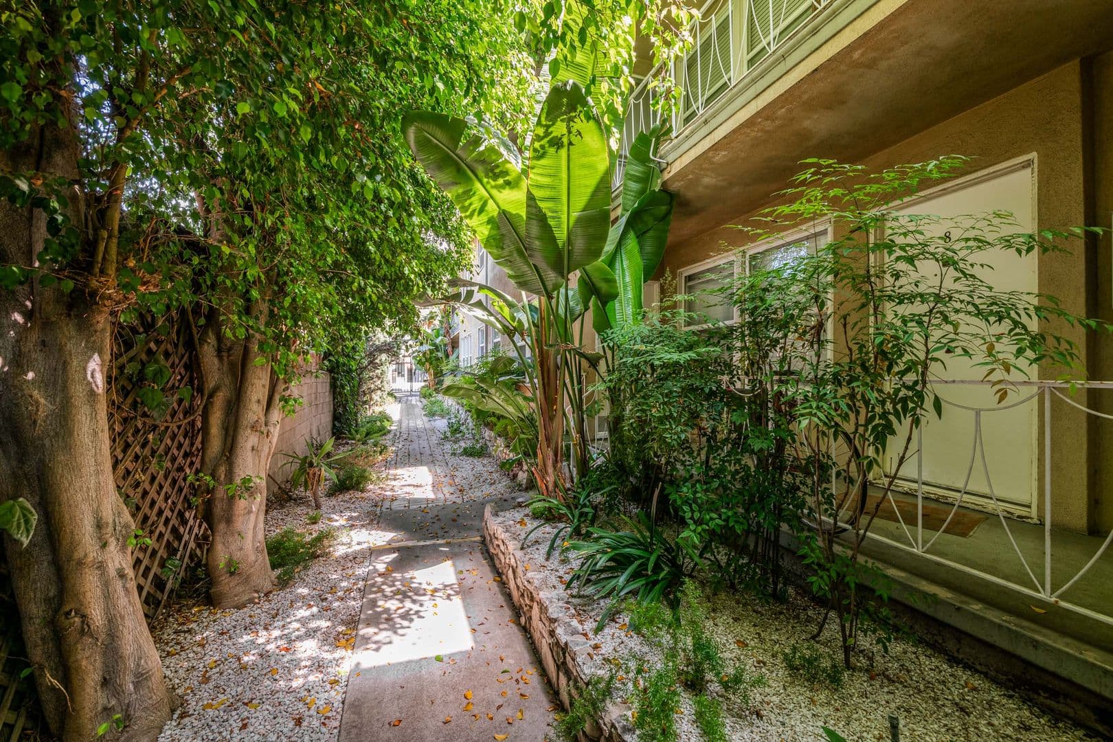 Los Angeles Apartment: 2001 N Beachwood Dr