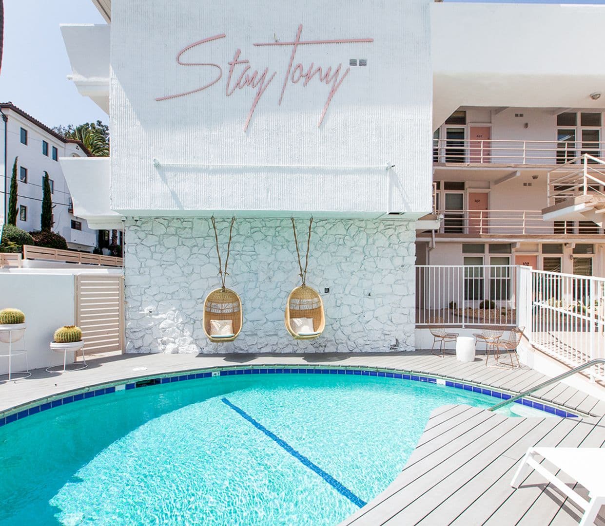 Los Angeles Apartment: 6871 Franklin Ave