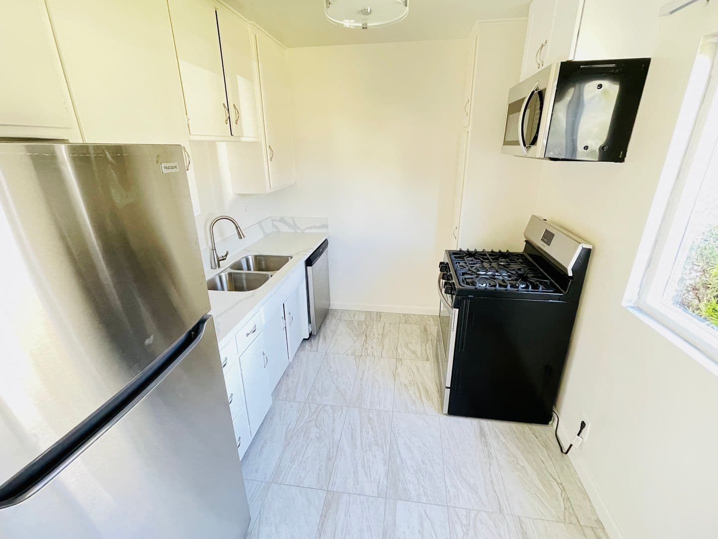 Los Angeles Apartment: 3721 Mentone Ave