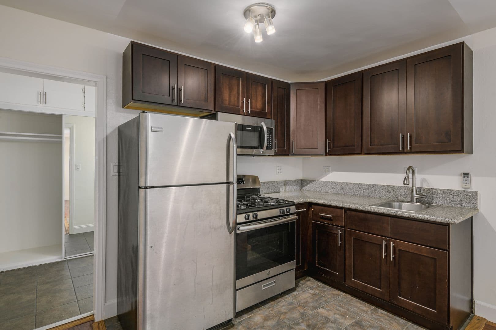 Los Angeles Apartment: 6871 Franklin Ave