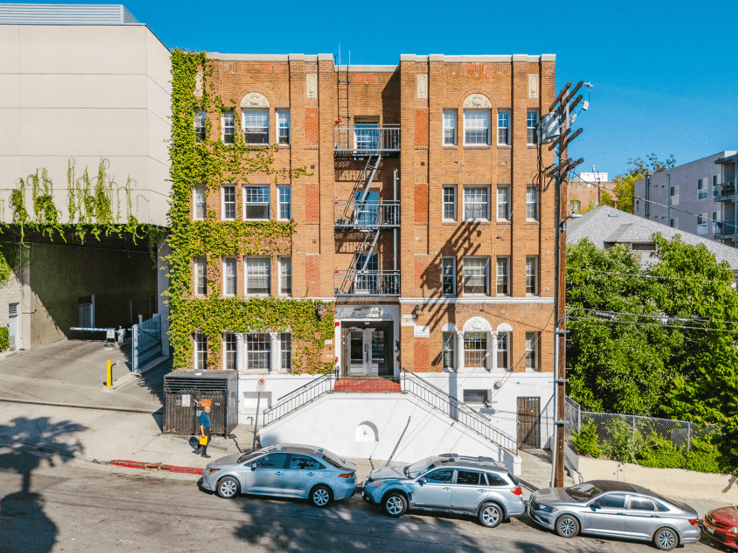 Los Angeles Apartment: 412 S Lake Street