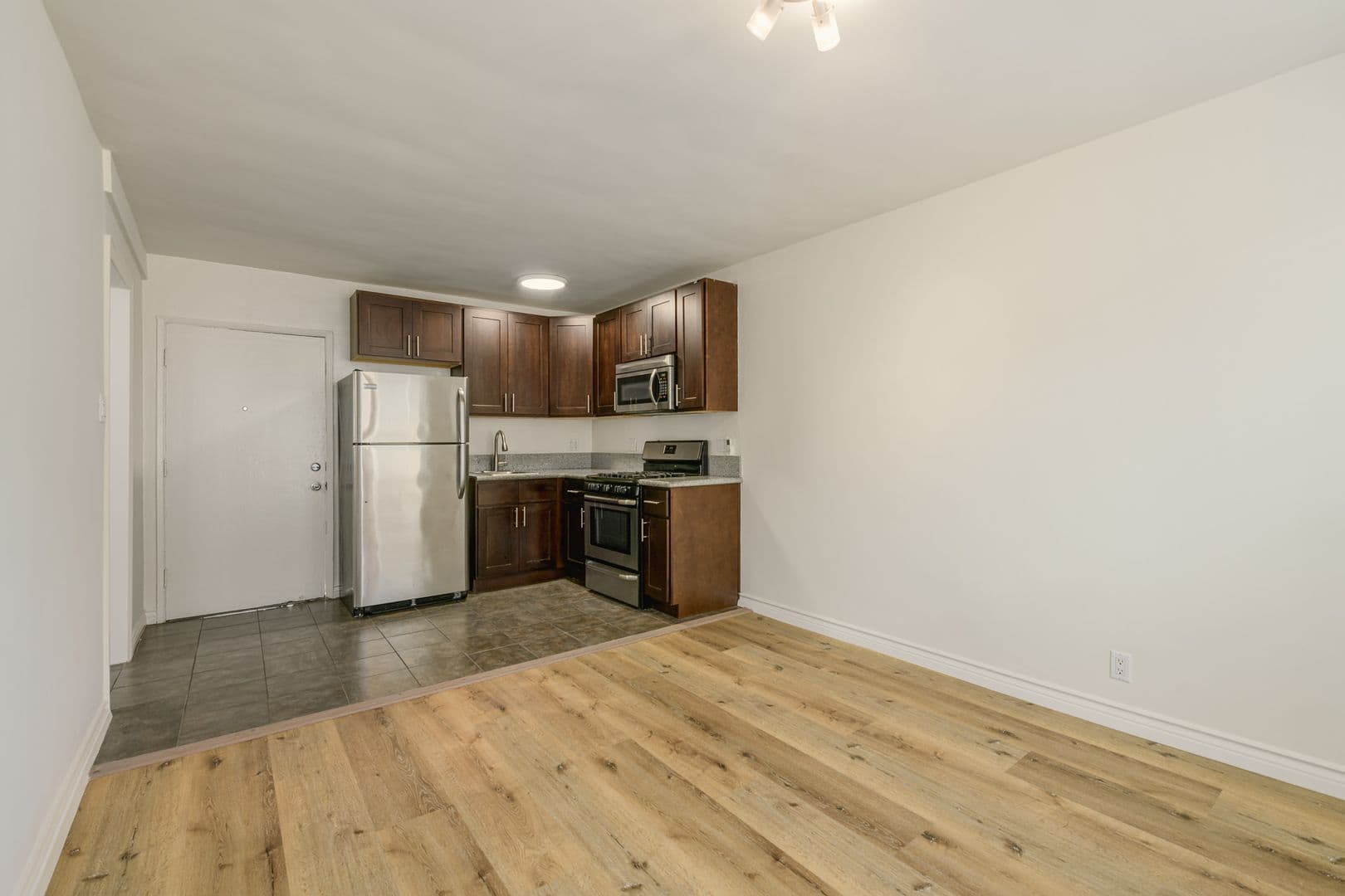 Los Angeles Apartment: 6871 Franklin Ave