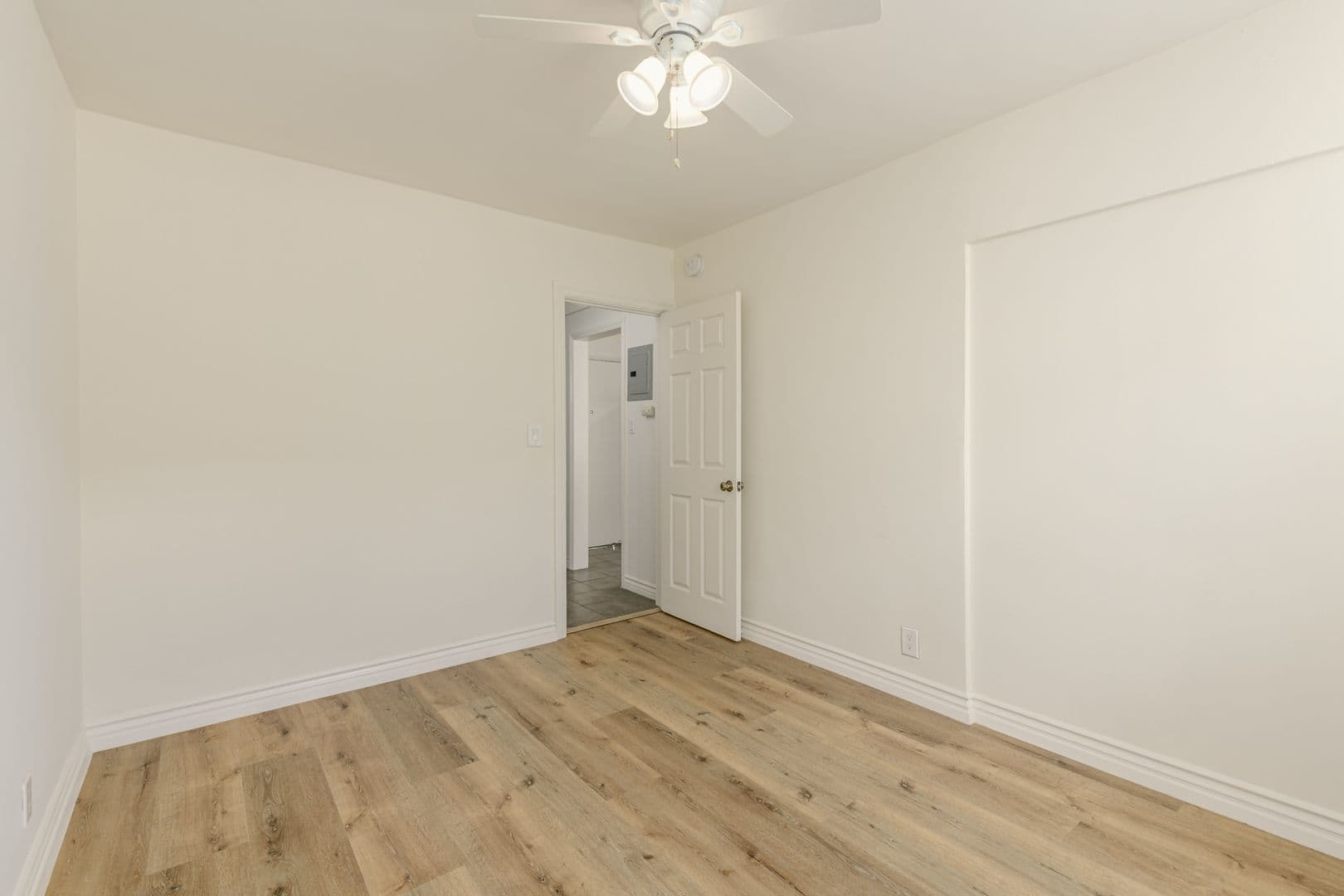 Los Angeles Apartment: 6871 Franklin Ave