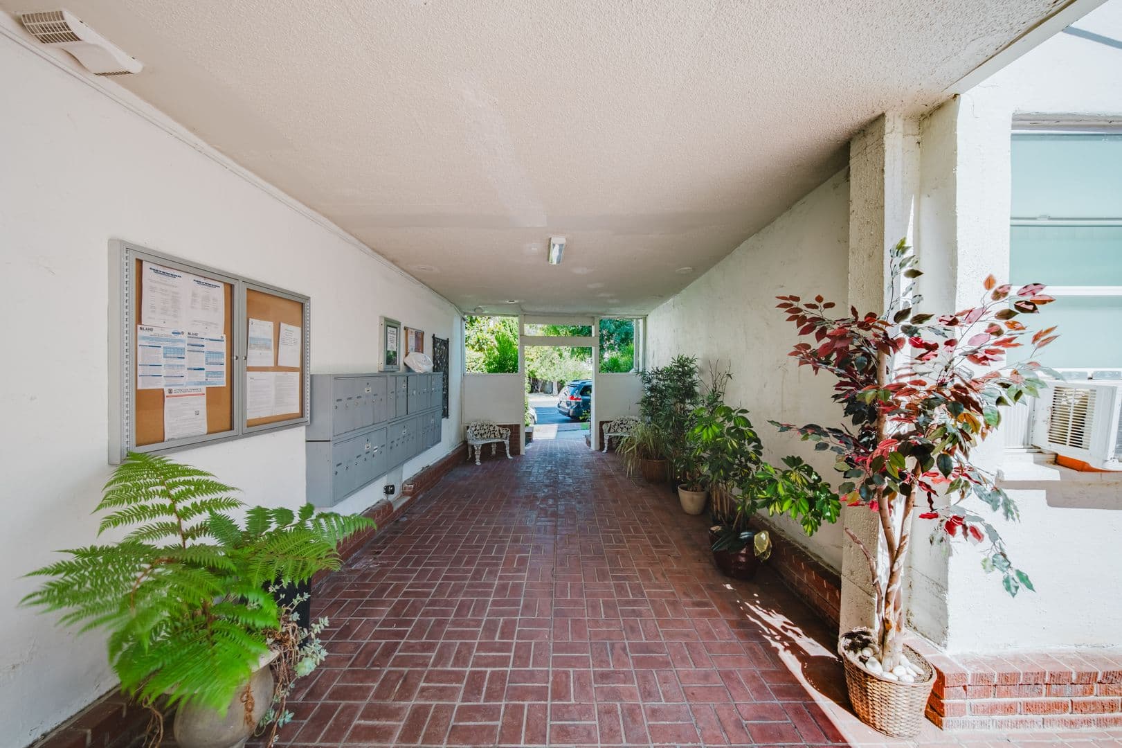 Beverly Hills Apartment: 485 S Roxbury Dr