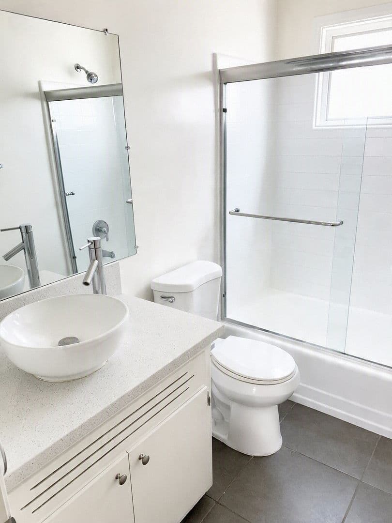 Los Angeles Apartment: 1851 Winona Blvd (Chatelet)