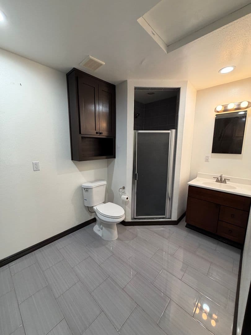 Los Angeles Apartment: 111 Hamlet St
