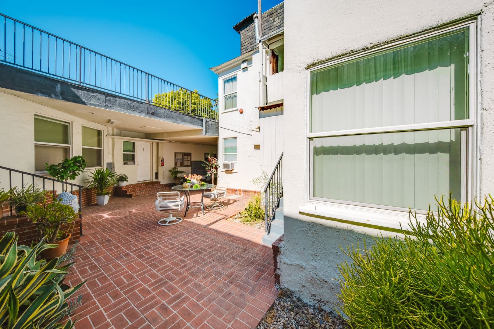 Beverly Hills Apartment: 485 S Roxbury Dr