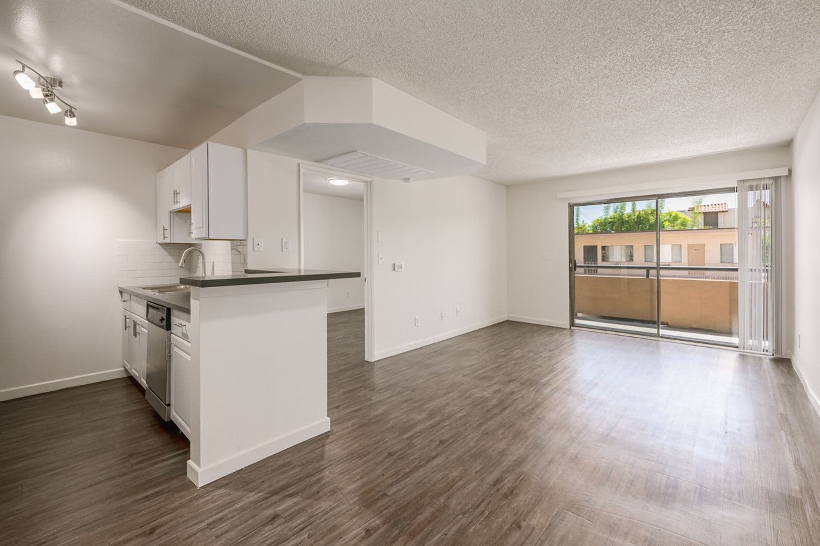 Burbank Apartment: 1725 Grismer Ave