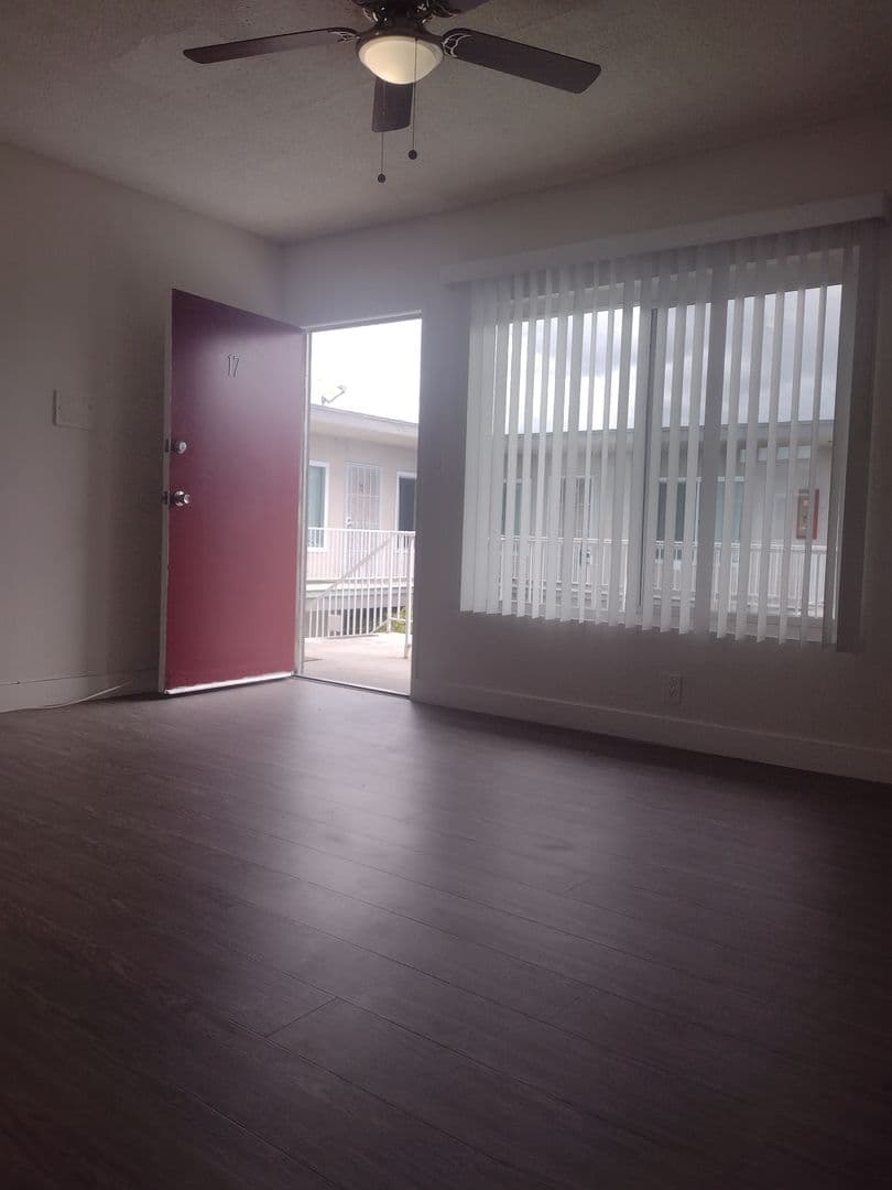 Hawthorne Apartment: 4050 W El Segundo Blvd