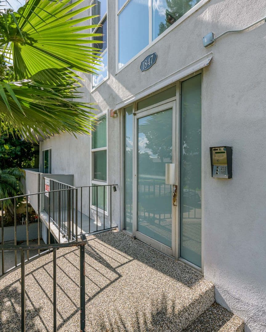 Los Angeles Apartment: 1847 Winona Blvd