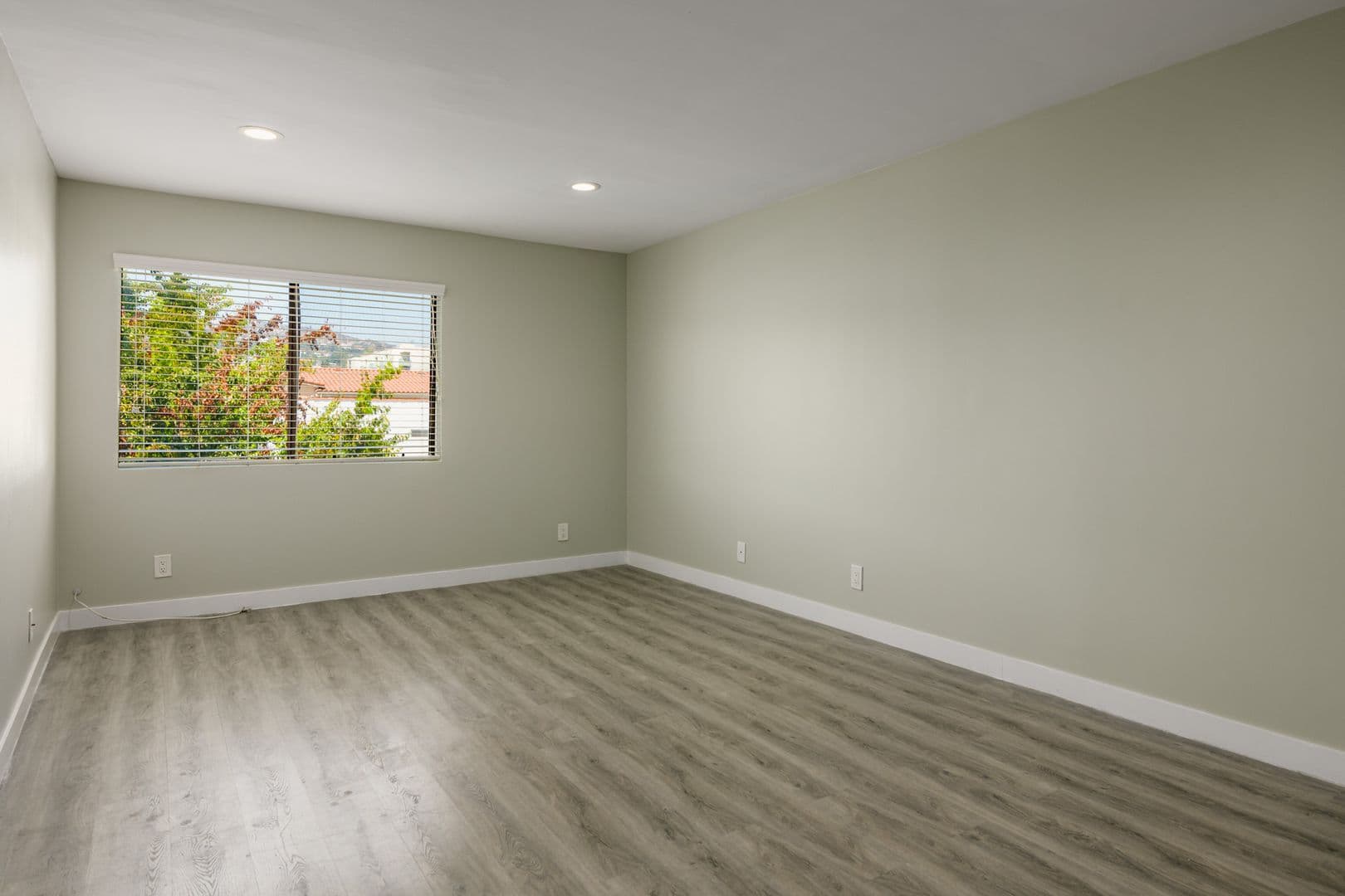 Los Angeles Apartment: 1535 N Kenmore Ave