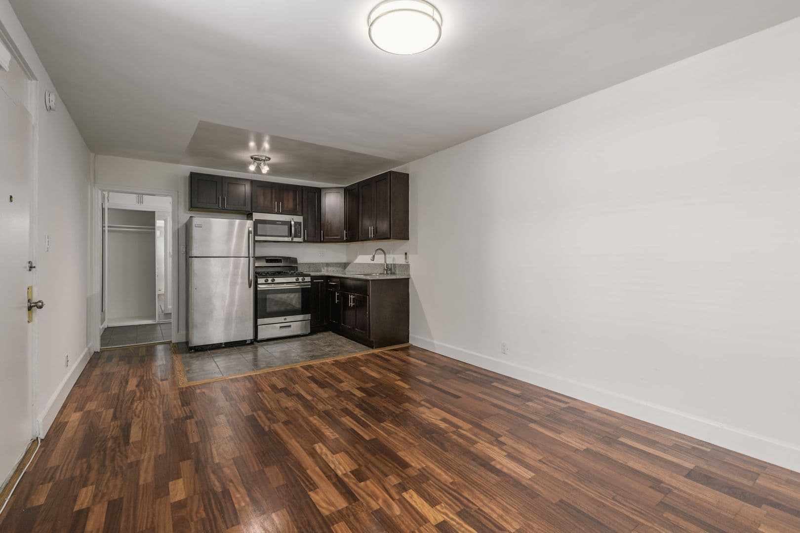 Los Angeles Apartment: 6871 Franklin Ave