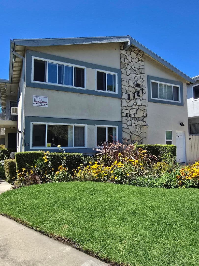 Los Angeles Apartment: 3721 Mentone Ave