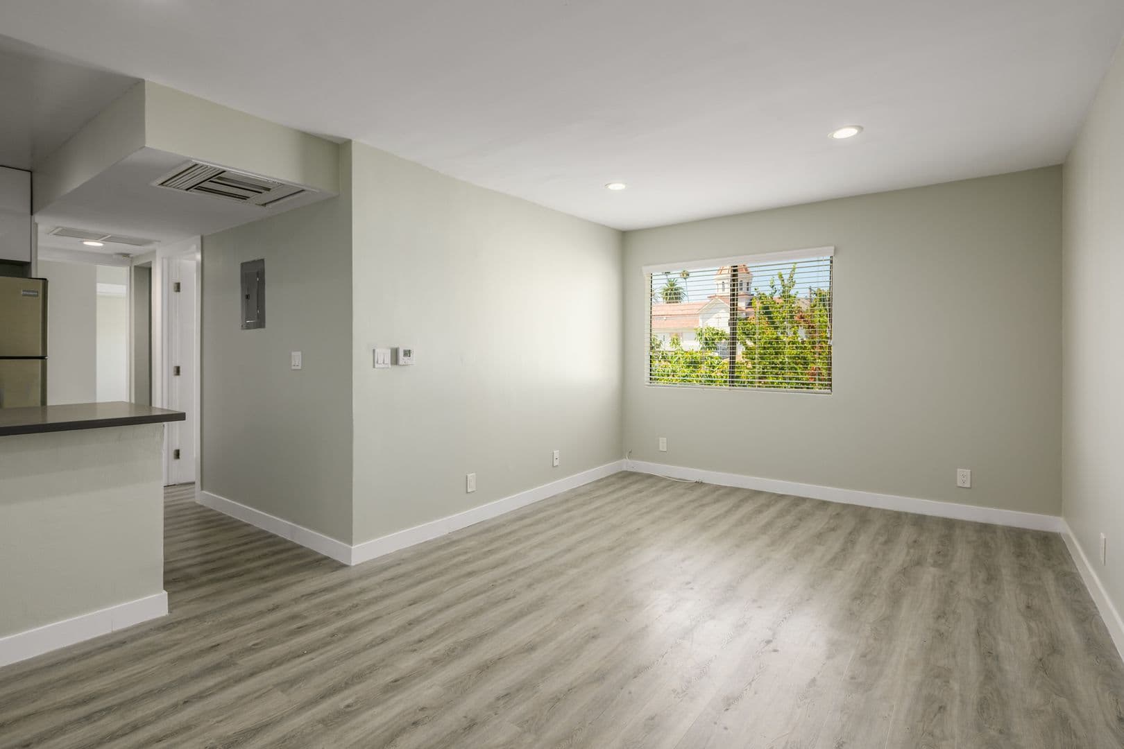 Los Angeles Apartment: 1535 N Kenmore Ave