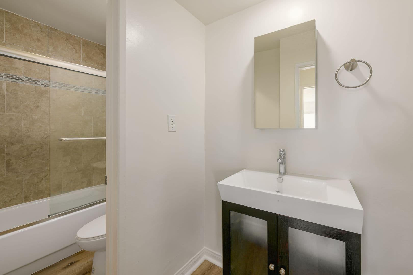 Los Angeles Apartment: 1847 Winona Blvd