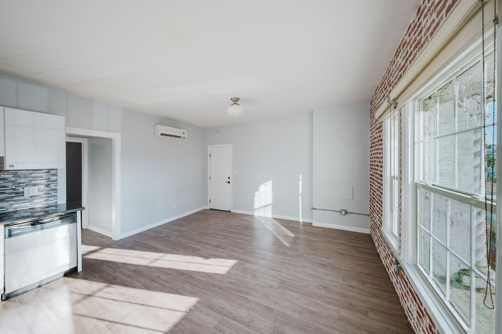 Los Angeles Apartment: 412 S Lake Street